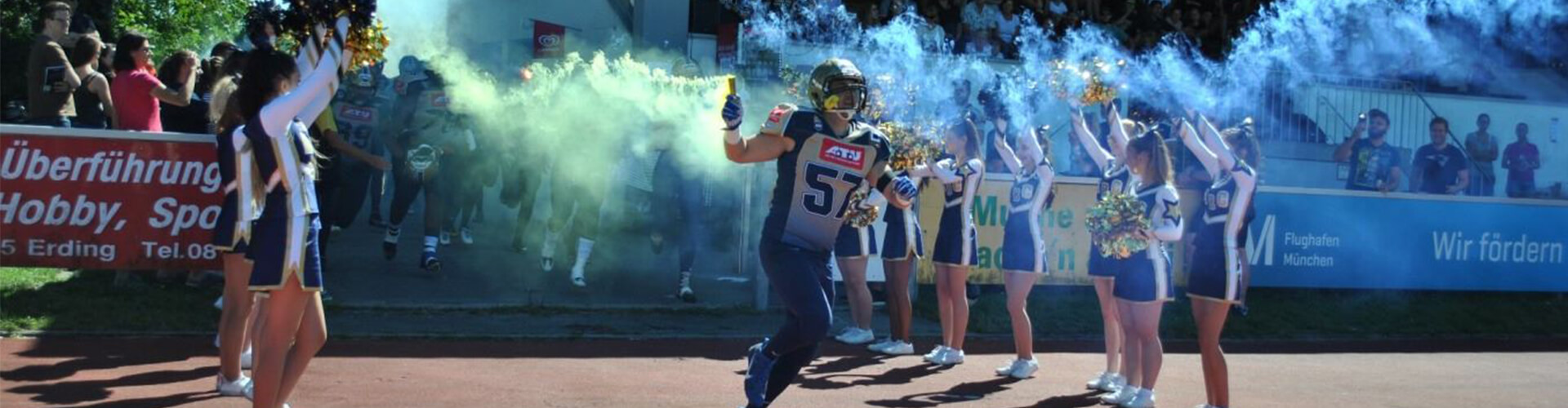 Erding Bulls Einlauf mit Cheerleadern