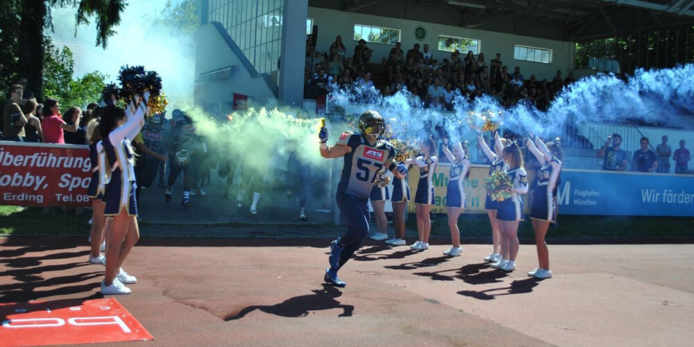 Erding Bulls Einlauf mit Cheerleadern